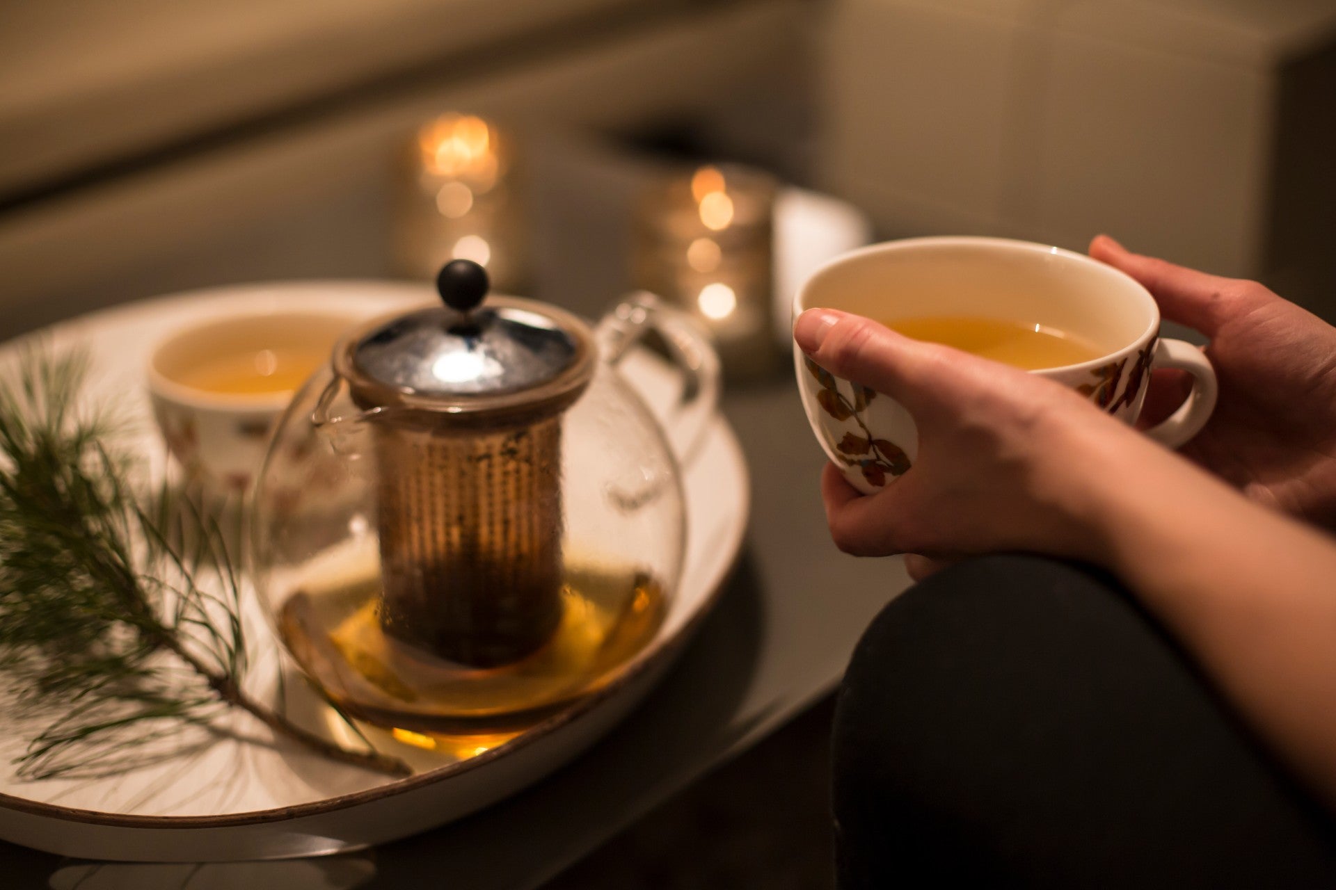 Helli itseäsi itsetehdyllä villiyrttiteesekoituksella