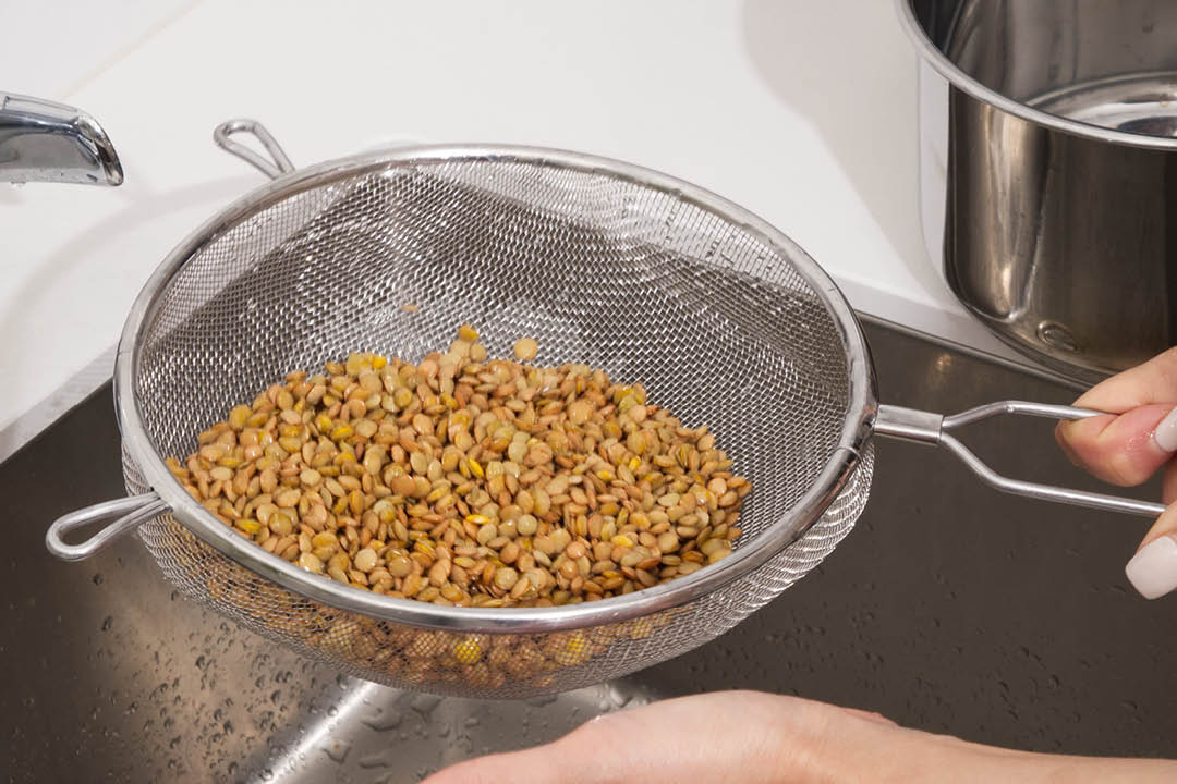 Linssien huuhtelu siivilässä