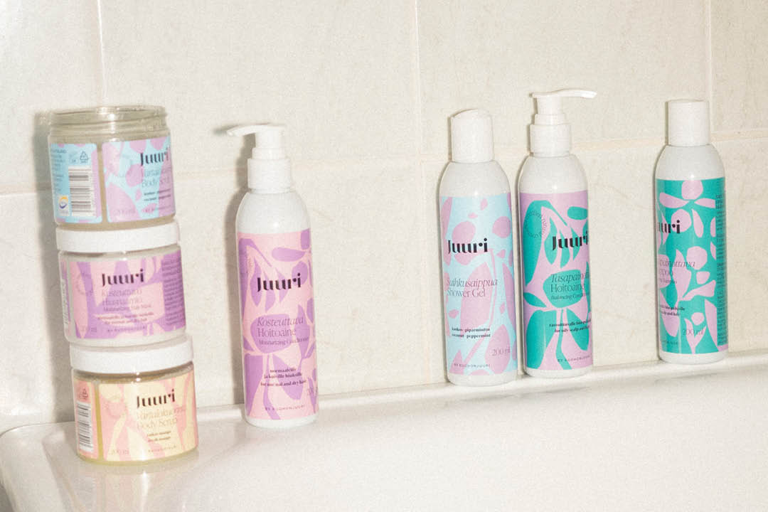 Juuri by Ruohonjuuri -sarjan tuotteita kylpyammeen reunalla