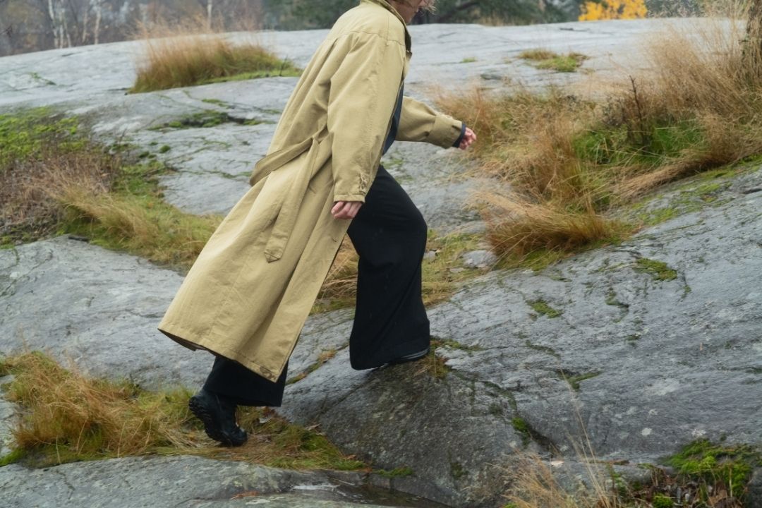 Ihminen kävelee kalliolla