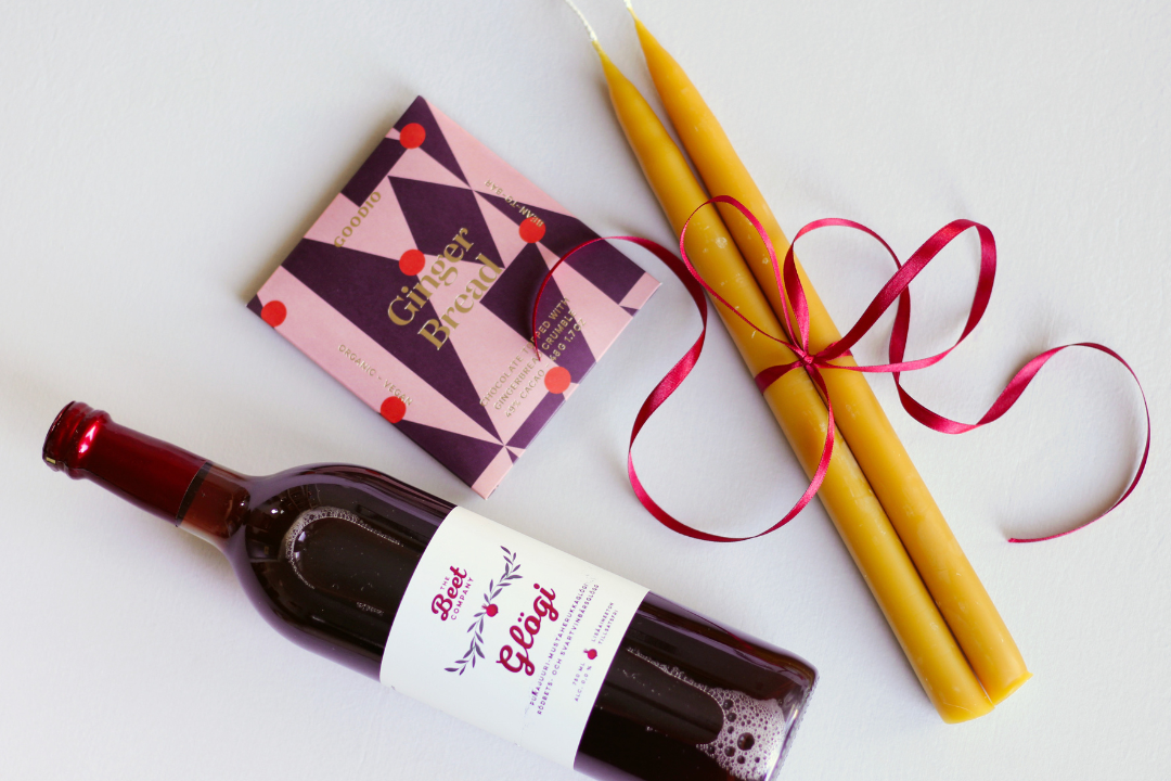 Glögiä, suklaata ja kynttilöitä pöydällä