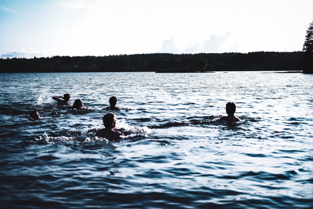 Vaikka Suomen kesä ei ole aina helteinen, ajoittainenkin kuumuus vaikuttaa sekä kehoon että mieleen. Tästä jutusta nappaat ayurvediset vinkit kesäkuumalle!