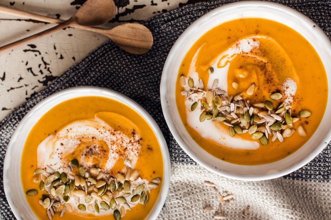 Kasvissosekeittoa lautasella