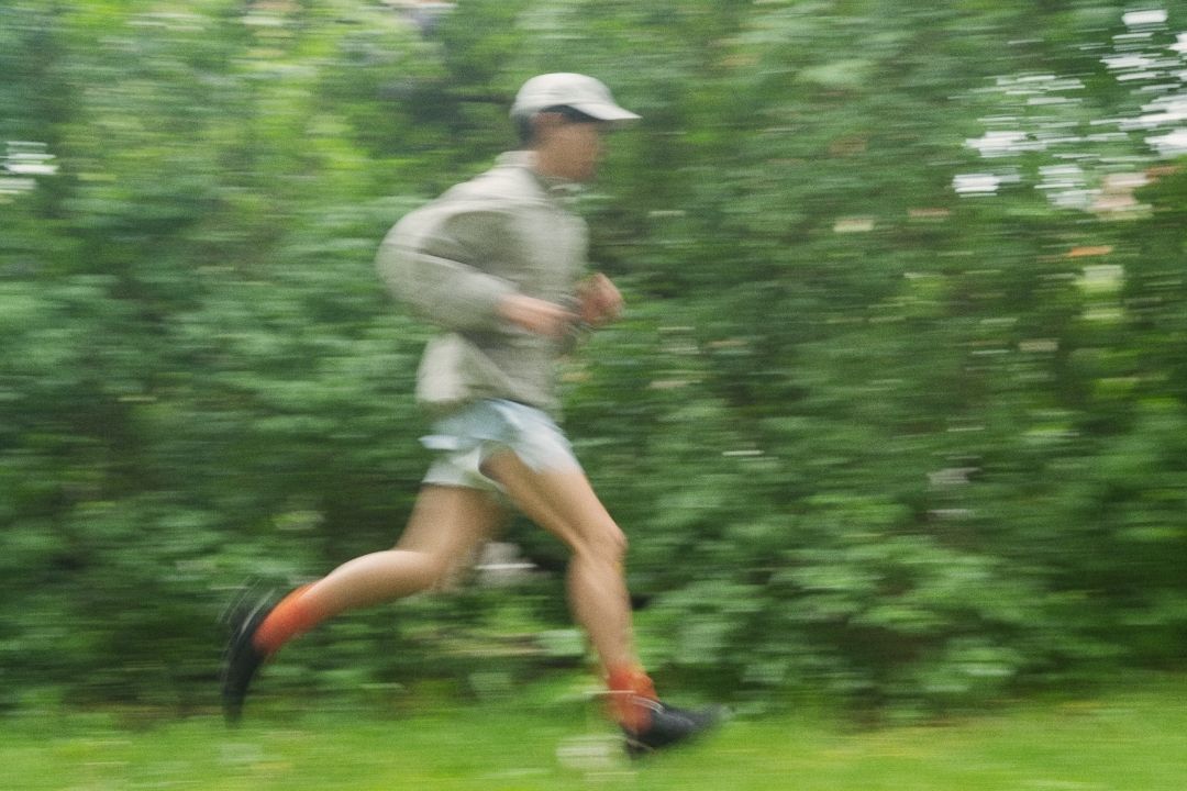 Mies juoksee metsässä